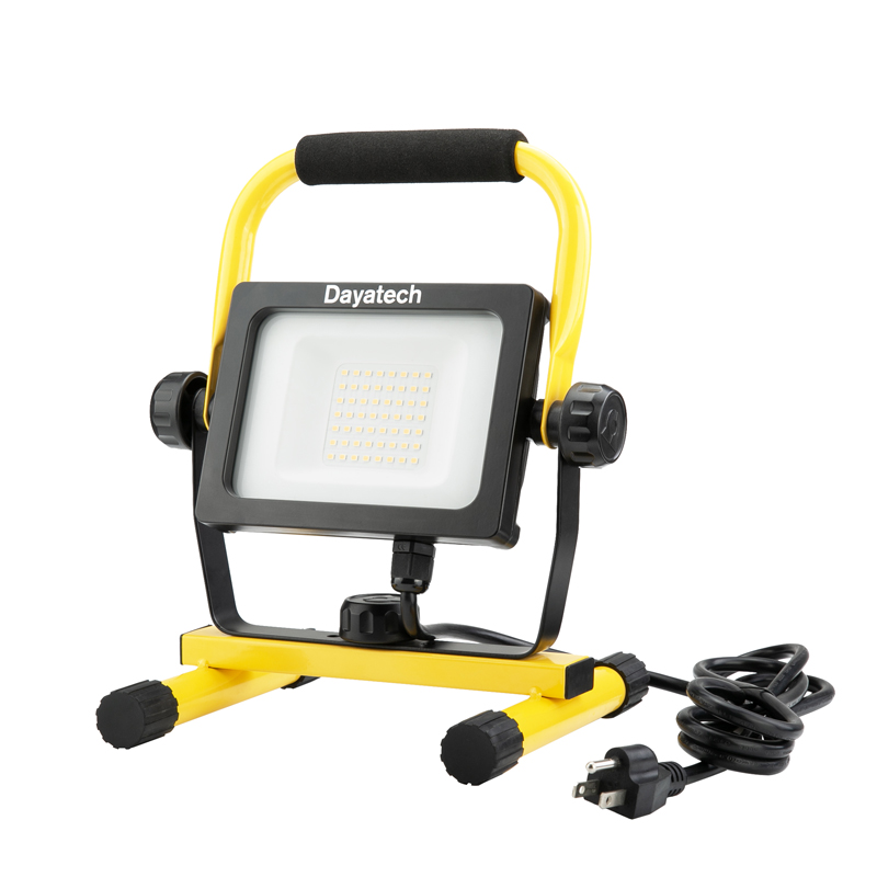 Lampy robocze na stojaku H o mocy 5000 lm i mocy 32 W